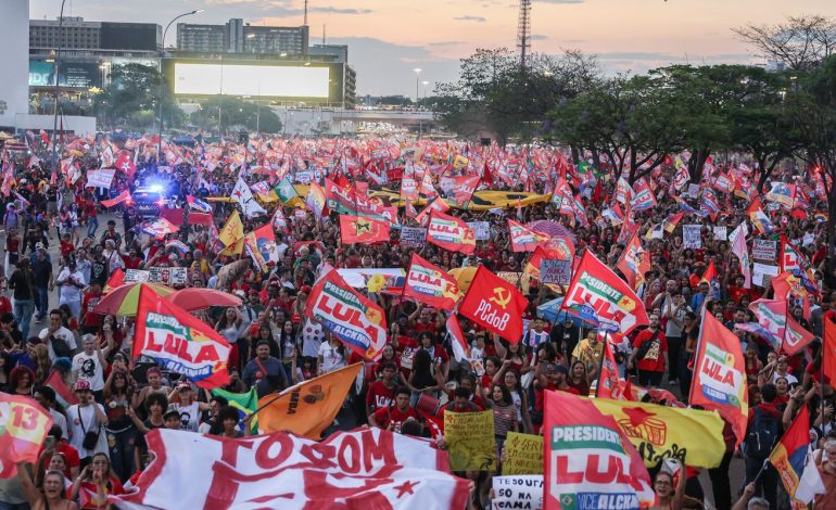 milhares-de-estudantes-tomam-a-esplanada-em-apoio-a-lula