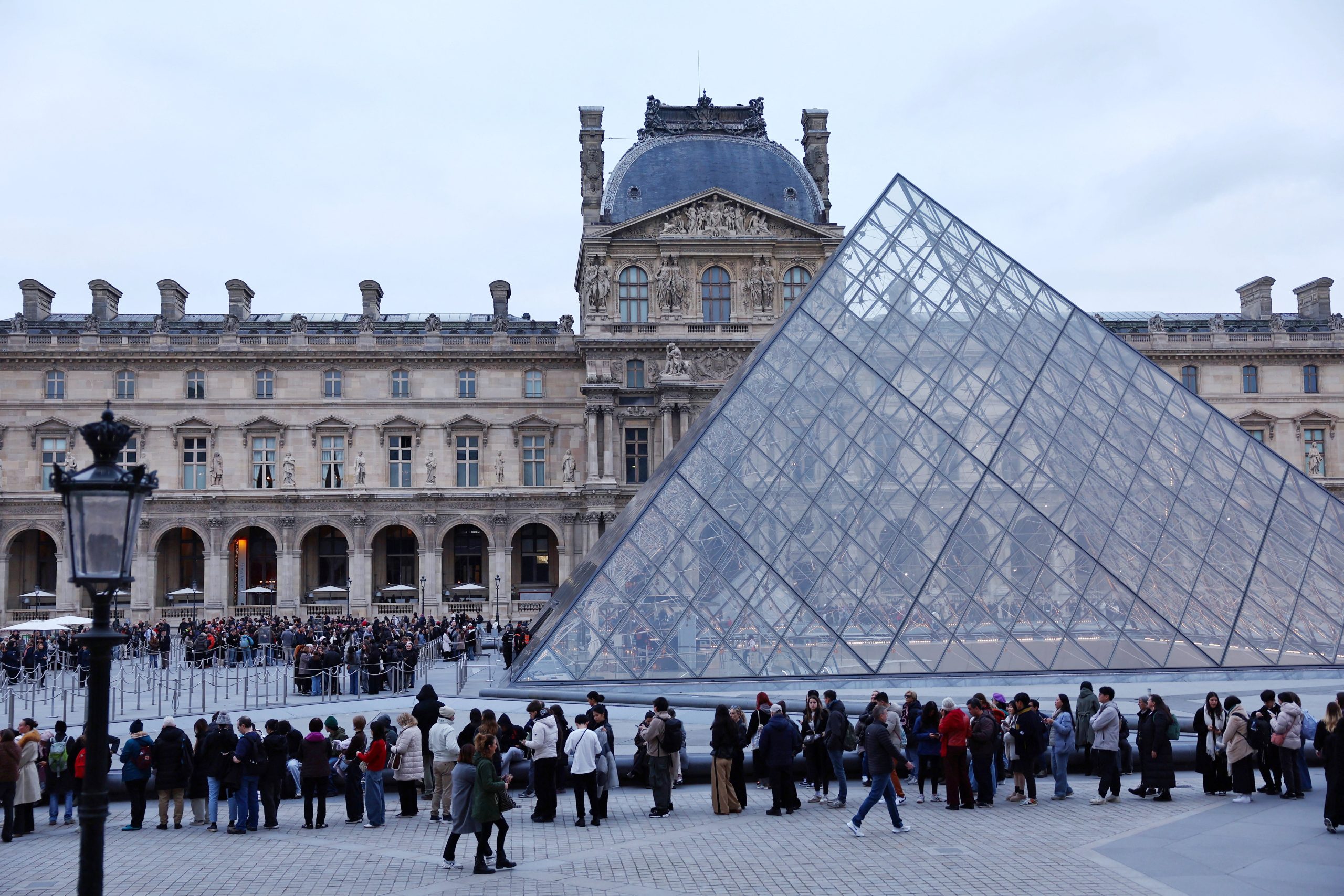 sem-reforma-e-modernizacao,-louvre-tera-que-fechar-as-portas,-alerta-presidente-um-ano-apos-roubo-|-g1