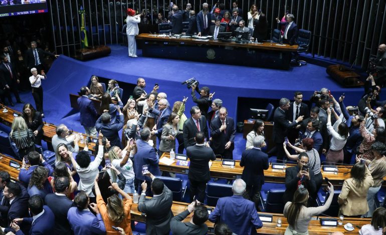 Imprensa estrangeira vê vitória de Lula em aprovação do fim da 6×1