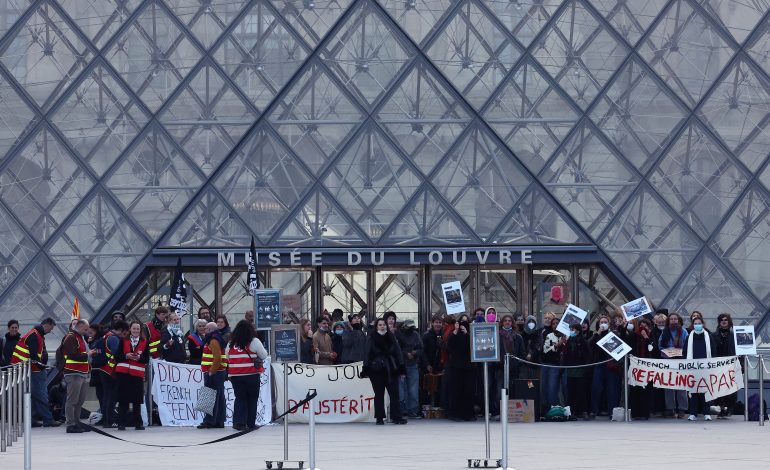 museu-do-louvre-tem-acesso-bloqueado-por-protesto-de-estudantes-|-g1