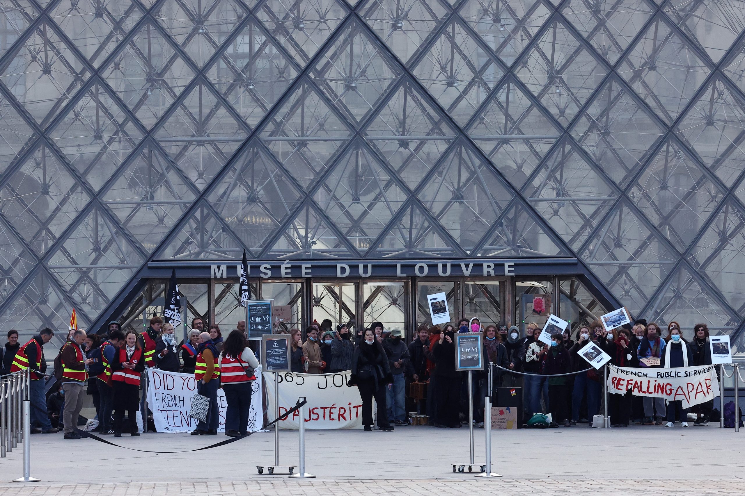 museu-do-louvre-tem-acesso-bloqueado-por-protesto-de-estudantes-|-g1