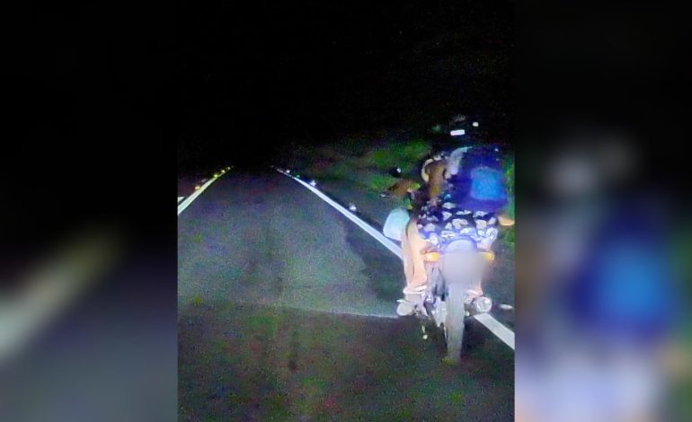 moto-com-tres-pessoas-e-sem-iluminacao-escapa-por-pouco-de-acidente-|-g1