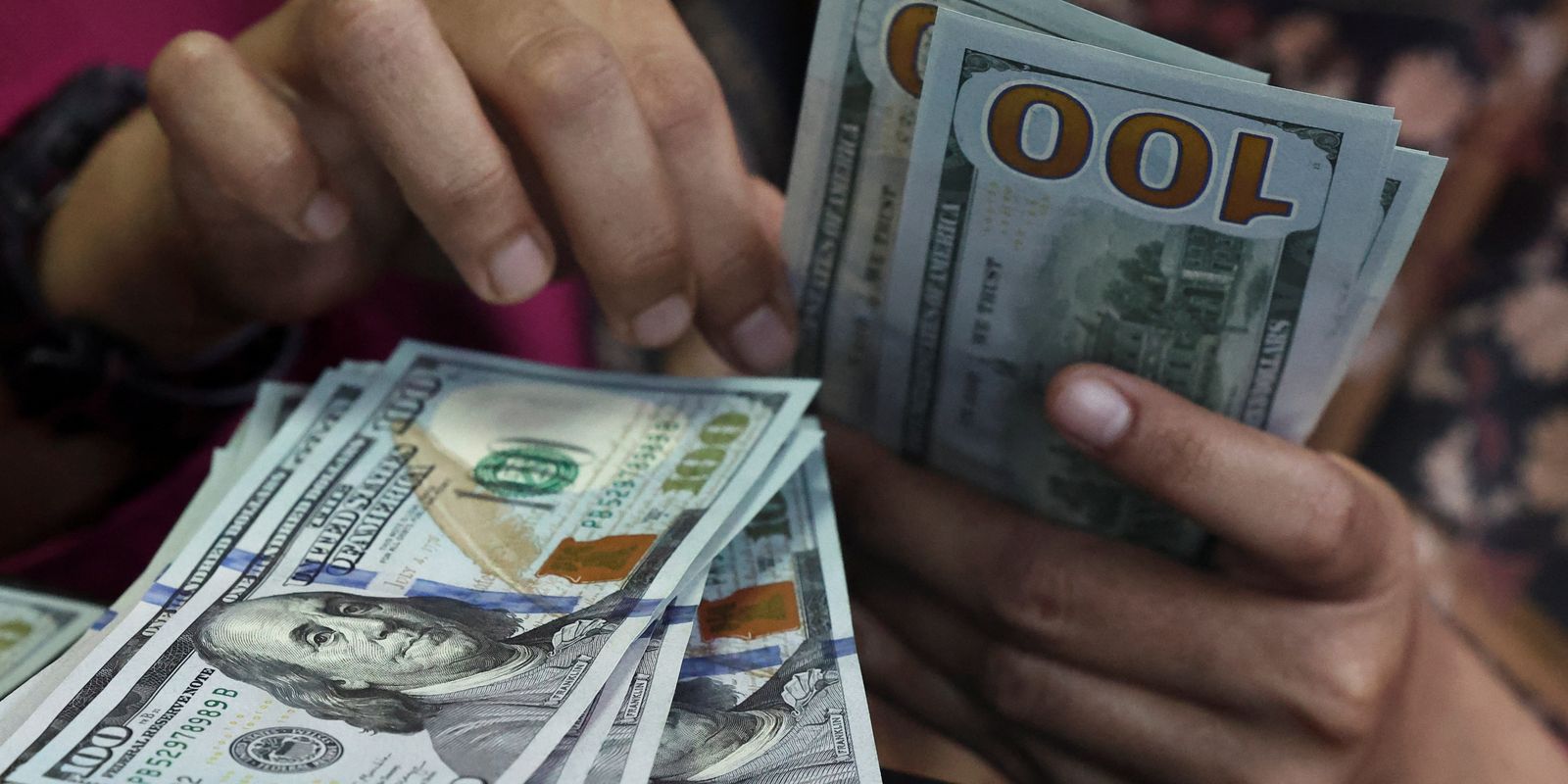 Dólar fecha abaixo de R$ 5 e recua 1,58% na semana