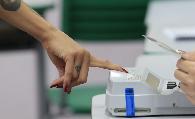 eleitores-vao-cedo-aos-locais-de-votacao-no-rio,-mesmo-com-chuva
