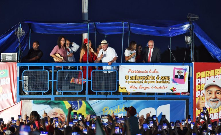 Lula e eleitores idosos se emocionam em “festa de aniversário”