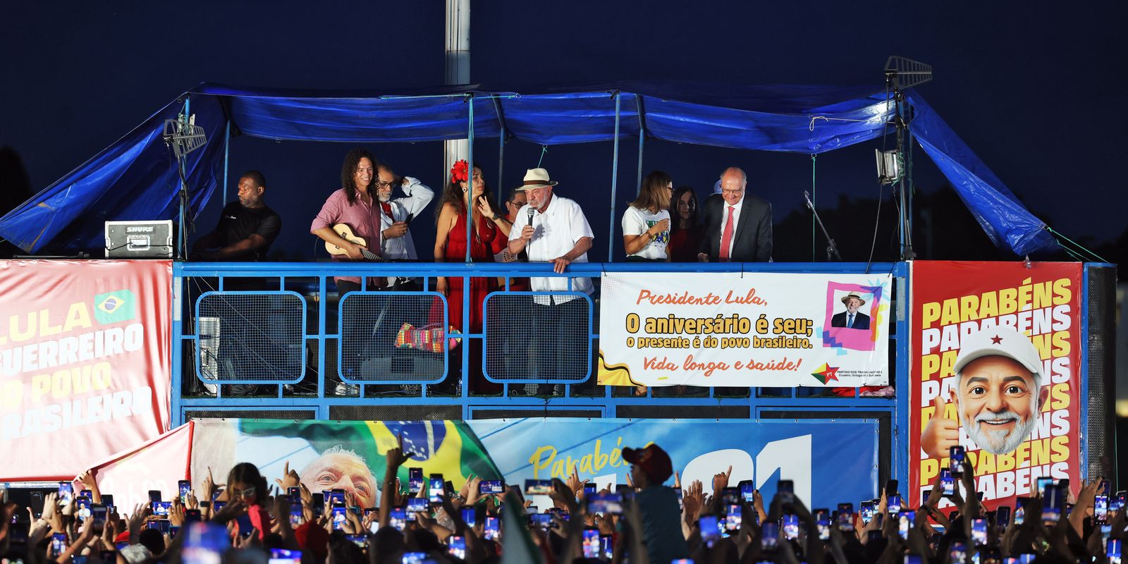 lula-e-eleitores-idosos-se-emocionam-em-“festa-de-aniversario”
