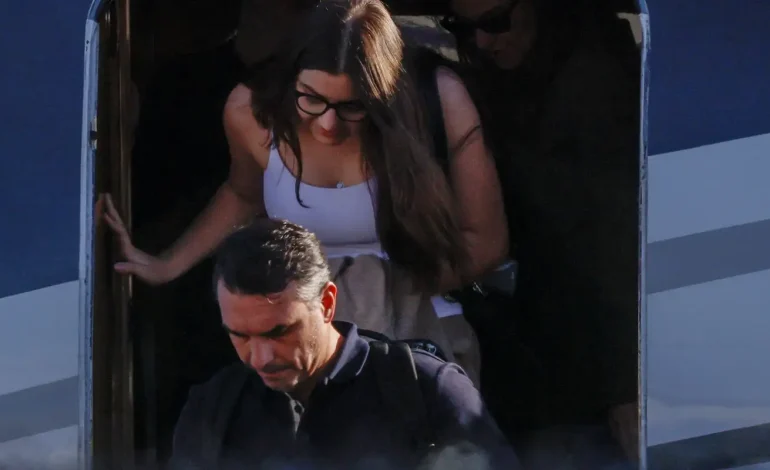 Aeronave com Flávio Bolsonaro e família pousa nos Estados Unidos