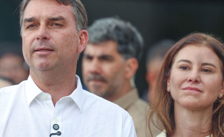 Avião com Flávio Bolsonaro e família segue para Miami