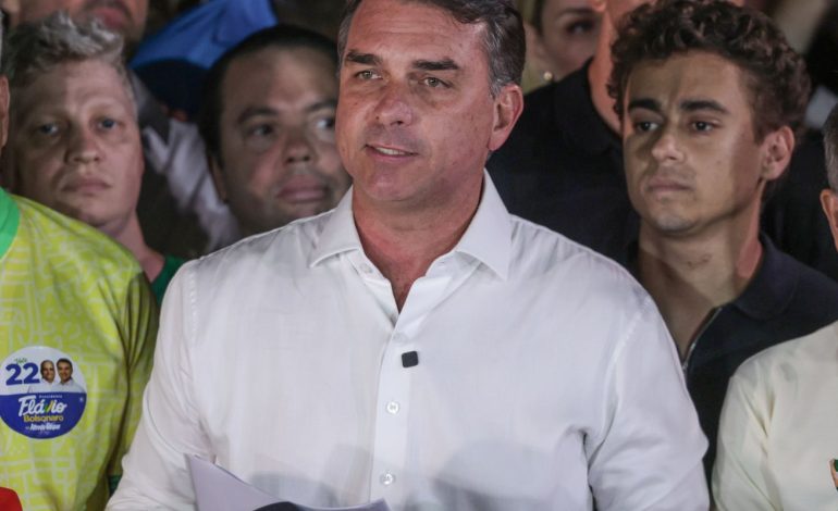 Em carta golpista, Flávio agradece Milei e Trump por apoio para fuga